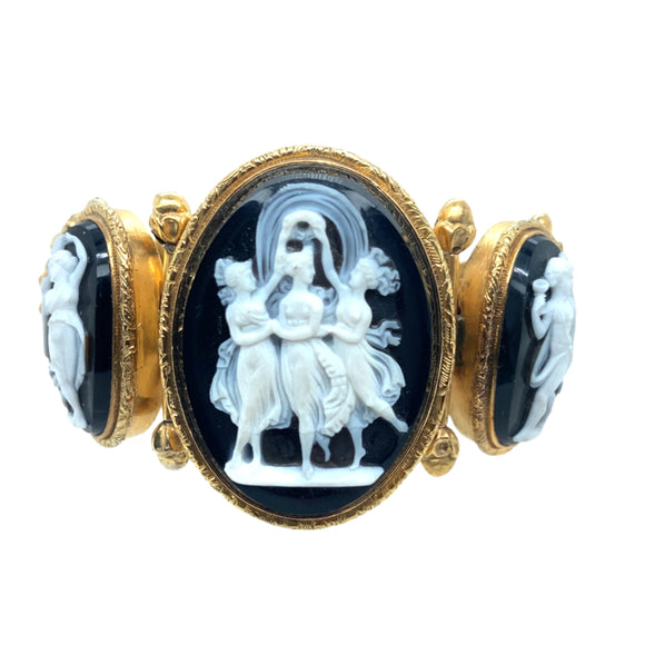 Bracciale semi rigidi in oro giallo con cammei su agata raffiguranti le tre grazie. 