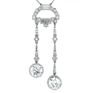 Collana Art Déco in platino detta Lavalliere formata da una sottile catena e da un pendente con diamanti baguette e diamanti rotondi, 1930 c.a. 