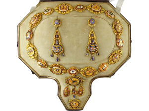 A XIX Century yellow gold en repoussé enameled parure. France, 1840 c.a.